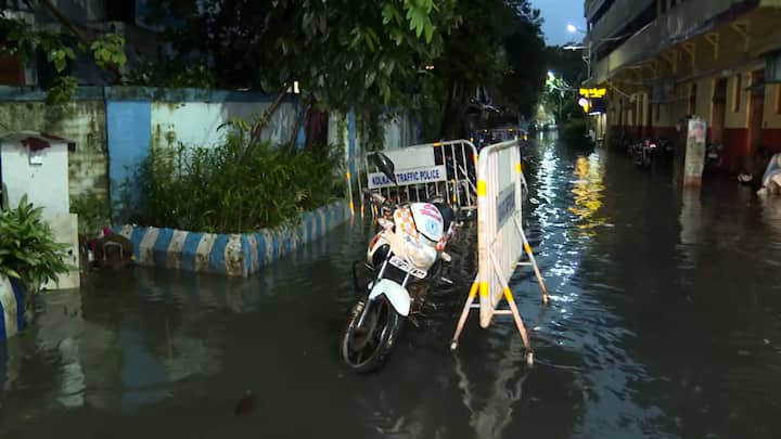 এদিকে এই দফায় দফায় বৃষ্টিতে জলমগ্ন কলকাতার বিভিন্ন এলাকা।  জলমগ্ন বালিগঞ্জ, যাদবপুর, দেশপ্রিয় পার্ক।