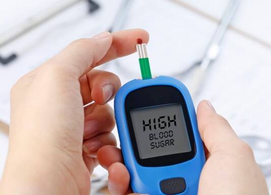 ब्लड शुगर लेवल को करता है कंट्रोल: मेथी के बीज में मौजूद प्राकृतिक यौगिक ब्लड शुगर लेवल को बैलेंस करते हैं. डायबिटीज के मरीजों के लिए ये बहुत फायदेमंद माना जाता है और वजन कंट्रोल करने में भी मददगार है.