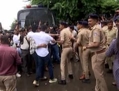 Ahmedabad: અમદાવાદમાં સેવન્થ ડે સ્કૂલની બહાર NSUIનું ઉગ્ર વિરોધ પ્રદર્શન, અનેક કાર્યકરોની અટકાયત