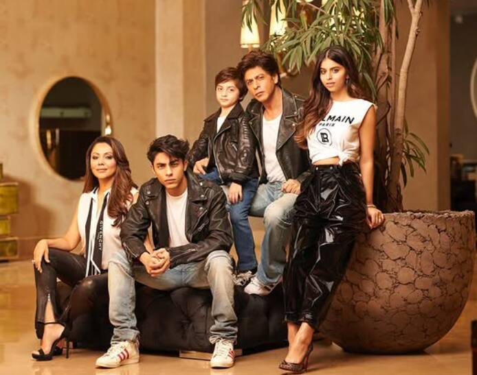 आर्यन खान के नैन-नक्श से लेकर हर एक बात अपने पिता शाहरुख खान पर ही गई है.