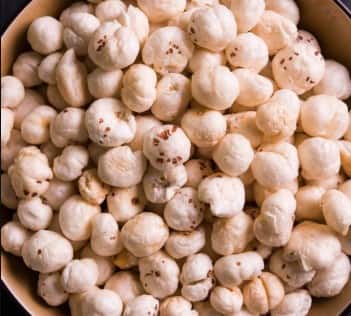 मखाना: मखाना बच्चों के लिए परफेक्ट स्नैक है. इसमें प्रोटीन और कैल्शियम होता है, जो न सिर्फ दिमाग बल्कि हड्डियों को भी मजबूत बनाता है. तैलीय स्नैक्स की जगह मखाना देने से बच्चों का ब्रेन और बॉडी दोनों फिट रहते हैं.