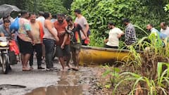 Valsad: વલસાડના પારડીમાં પાણીના પ્રવાહમાં તણાઈ કાર, શિક્ષકનો બચાવ, પત્ની-પુત્રીનું મોત