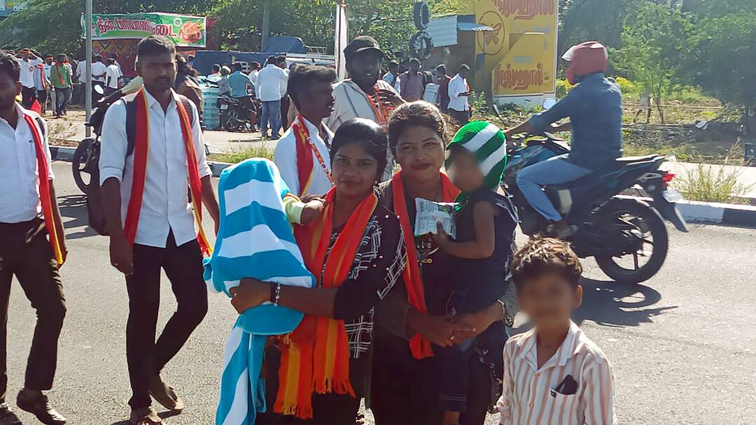 TVK Maanadu Despite Vijay's Advice Woman and Children Visits Bouncers Sends Them Back TVK Maanadu: விஜய் பேச்சுக்கு இதான் மரியாதையா? தவெக மாநாட்டில் பெண்கள், குழந்தைகள்.. வெளியேற்றிய பவுன்சர்கள்