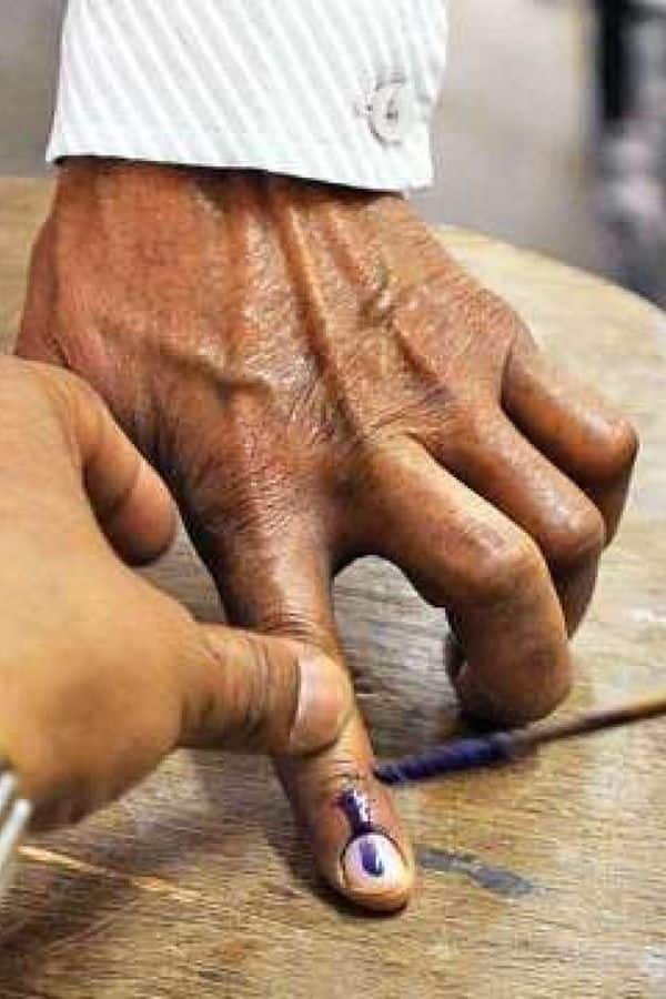 यादीतील तुमचं नाव कस तपासता येईल?तुम्ही 2 मिनिटांत ऑनलाइन पद्धतीने सहज मतदार यादीतील तुमचं नाव तपासू शकता.