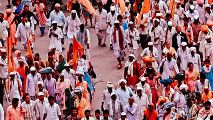 बौद्ध धर्म अहिंसा, ध्यान और निर्वाण की अवधारणा पर केंद्रित है. यह विशेष रूप से पूर्वी एशिया की सांस्कृतिक पहचान का हिस्सा है. इसके अलावा लोक धर्म को मानने वाले लोगों की जनसंख्या अच्छी-खासी है, जो खासकर समुदायों और जनजातियों में पीढ़ी-दर-पीढ़ी चली आ रही हैं. इसकी संख्या 43 करोड़ है. इसमें अफ्रीकी पारंपरिक धर्म, चीनी लोक धर्म, मूल अमेरिकी और ऑस्ट्रेलियाई आदिवासी आस्थाएं शामिल हैं.