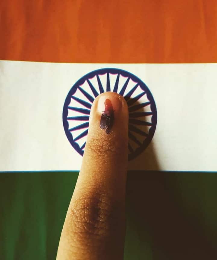 मतदान करताना फक्त मतदान कार्ड पुरेसं नसतं,मतदान यादीत तुमचं नाव आहे की नाही हे सुद्धा तितकंच महत्वाचं आहे.