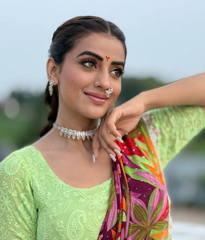 एक्ट्रेस की ये तस्वीरें खासी वायरल हो रही हैं. जिसमें उनका ये अंदाज देखकर अब हर कोई सोशल मीडिया पर उनकी तारीफ करता हुआ नजर आ रहा हैं.