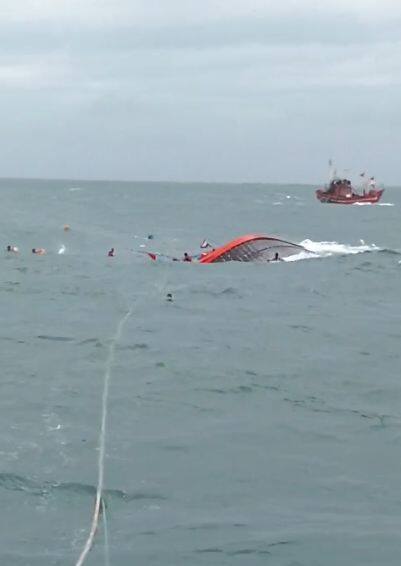 मात्र, हा अपघात कशामुळे झाला, बोटीवर किती खलाशी होते? जिवीतहानी झालेली आहे का? किती नुकसान झाले? याबाबत  अद्याप कोणतीही माहिती समोर आलेली नाही.