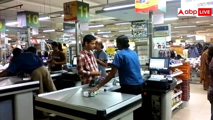 Consumer Right For Giving  Mobile Number In Mall: मॉल में शॉपिंग के दौरान बिलिंग के लिए अगर मांगा जाए आपका मोबाइल नंबर. तो मना कर सकते हैं आप. जबरदस्ती मांगने पर इन अधिकारों के तहत कर सकते हैं शिकायत.
