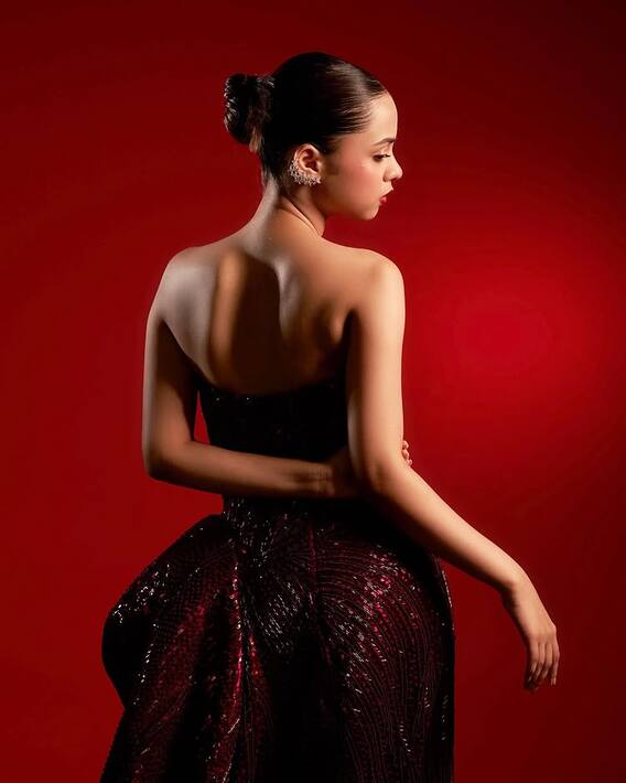 બેકલેસ આઉટફીટમાં ગોર્જિયસ લાગી નીતાંશી ગોયલ