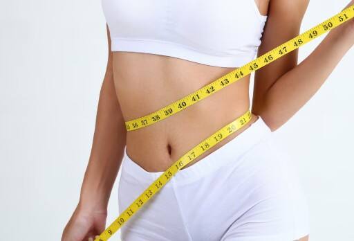 पेट की चर्बी घटाने में असरदार: मेथी का पानी पेट की चर्बी को कम करने में बेहद असरदार है. यह पाचन को सुधारता है और फैट डिपॉजिट को कम करने में मदद करता है, जिससे पेट सपाट दिखने लगता है.