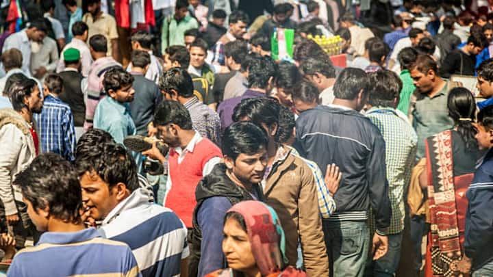 worldpopulation review की रिपोर्ट के मुताबिक ईसाई धर्म दुनिया का सबसे बड़ा धर्म है. 2020 में इसके अनुयायियों की संख्या लगभग 2.38 अरब थी. ईसाई धर्म दुनिया का सबसे बड़ा धर्म है. यह पूरी दुनिया की कुल आबादी का लगभग 31% हिस्सा है.