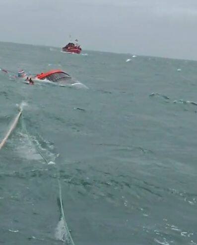 या घटनेची माहिती मिळताच सीआयएसएफ, आणि नौदालाच्या गस्त नौकाद्वारे बचावकार्य करण्यात आल्याचे सांगितले जात आहे.