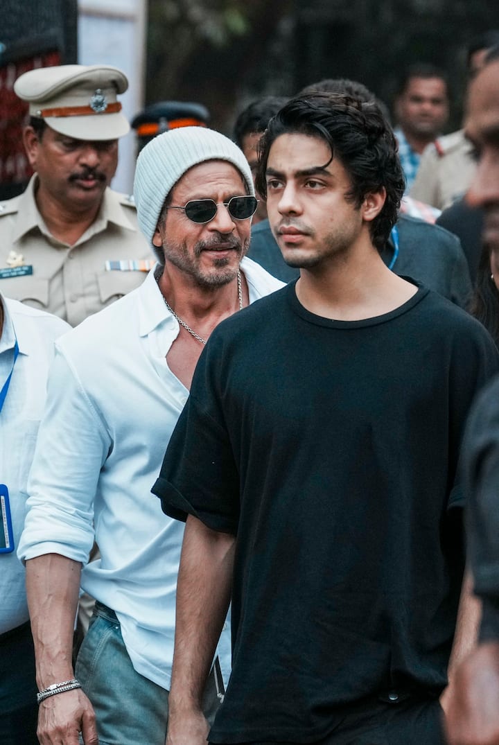 बता दें कि शाहरुख खान के बेटे आर्यन खान न केवल उनके जैसे ही दिखते हैं. यहां तक कि दोनों का सेंस ऑफ ह्यूमर भी सेम ही है.