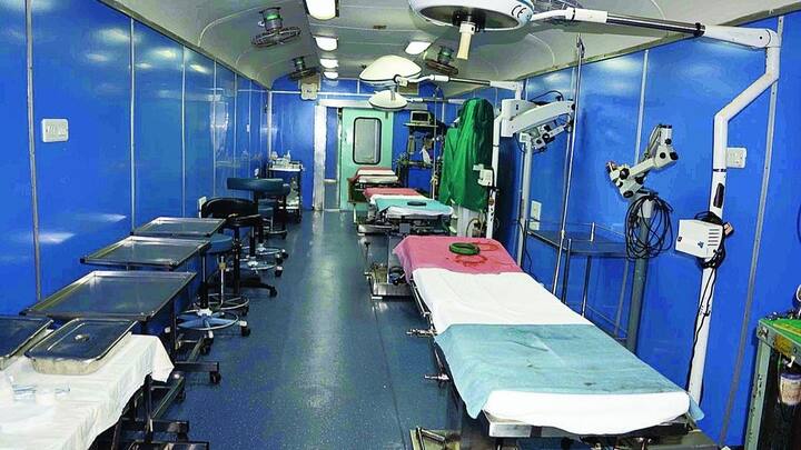 लेकिन कई बार ऐसा होता है कि गंभीर हालत में पहुंचने के बावजूद मरीज को अस्पताल में भर्ती नहीं किया जाता. वजह पूछने पर अलग-अलग बहाने मिलते हैं और इलाज टालने की कोशिश की जाती है. मरीज और परिजनों के लिए ऐसे में मुश्किल खड़ी हो जाती है.