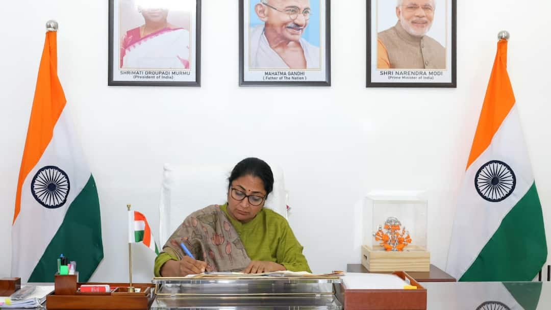 Delhi CM Rekha Gupta Attack made a big announcement over Public hearing खुद पर हमले के बाद CM रेखा गुप्ता ने तस्वीर शेयर करते हुए किया बड़ा ऐलान, 'अब जनसुनवाई केवल...'