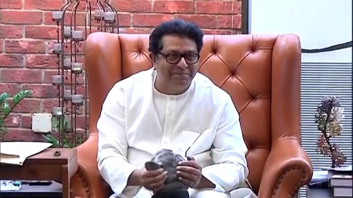 राज ठाकरे यांना एका पत्रकाराने कुत्र्याचे नाव विचारले. तेव्हा राज ठाकरे यांना कुत्र्याचे नाव रायनो असल्याचे सांगितले.