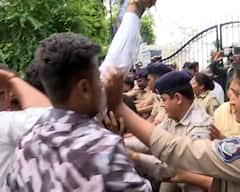 Ahmedabad: અમદાવાદમાં સેવન્થ ડે સ્કૂલની બહાર NSUIનું ઉગ્ર વિરોધ પ્રદર્શન, અનેક કાર્યકરોની અટકાયત