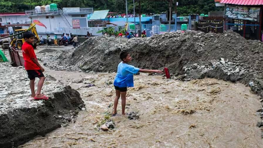 Jammu Landslide: જમ્મુ કાશ્મીરમાં ભારે વરસાદથી પૂર અને ભૂસ્ખલન, મુગલ રોડ સહિત અનેક રસ્તા બંધ, એલર્ટ જાહેર Jammu Landslide The Mughal Road remained closed for several hours on Wednesday after a massive landslide Jammu Landslide: જમ્મુ કાશ્મીરમાં ભારે વરસાદથી પૂર અને ભૂસ્ખલન, મુગલ રોડ સહિત અનેક રસ્તા બંધ, એલર્ટ જાહેર