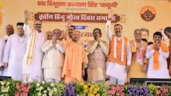 अलीगढ़ में एक मंच पर दिखे BJP के दिग्गज नेता, पूर्व CM कल्याण सिंह की पुण्यतिथि पर दी श्रद्धांजलि
