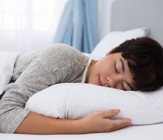 ਸੌਣ ਦੀ ਇਹ ਆਦਤ ਘਟਾ ਸਕਦੀ ਦਿਲ ਦੇ ਦੌਰੇ ਦਾ ਖਤਰਾ, ਬਲੱਡ ਪ੍ਰੈਸ਼ਰ ਨੂੰ ਕੰਟਰੋਲ ਕਰਨ ਸਣੇ ਕਈ ਲਾਭ