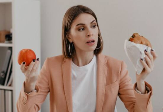 भूख को करता है कंट्रोल: मेथी के बीज में मौजूद घुलनशील फाइबर पेट में जेल जैसा बनाता है, जिससे लंबे समय तक भूख नहीं लगती. ज्यादा खाने की आदत पर काबू पाने के लिए ये बेहतरीन उपाय है.