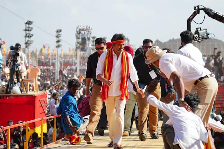 மக்களை மதிக்கிறேன். மக்களை வழிபடுகிறேன். உங்கள் விஜய், நான் வருகிறேன்’’.