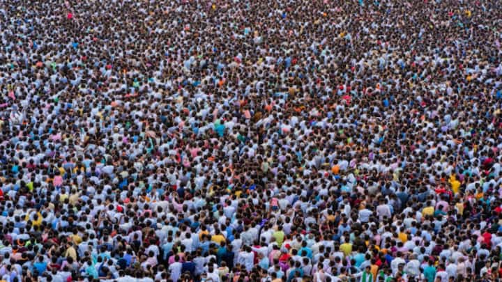 हिंदू धर्म को सनातन धर्म भी कहा जाता है. यह वेद, उपनिषद, गीता और पुराण जैसी ग्रंथ परंपराओं पर आधारित है और इसका प्रभाव योग, ध्यान और संस्कृति के माध्यम से पूरी दुनिया में फैला है.