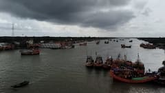 Weather Updates: দফায় দফায় বৃষ্টিতে জলমগ্ন কলকাতা, বিরাট যানজট! রাস্তায় আটকে যাত্রী দুর্ভোগ চরমে