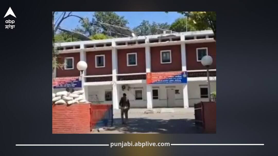 ਚੰਡੀਗੜ੍ਹ 'ਚ ਸ਼ਰਾਬ ਠੇਕੇ 'ਤੇ ਪੁਲਿਸਕਰਮੀਆਂ 'ਤੇ ਹਮਲਾ, ਇੱਟ ਮਾਰ ਪੁਲਿਸ ਮੁਲਾਜ਼ਮ ਦਾ ਖੋਲ੍ਹਤਾ ਸਿਰ, ਕਾਂਡ ਕਰ ਦੋਸ਼ੀ ਫਰਾਰ, CCTV ਫੁਟੇਜ ਨਾਲ ਜਾਂਚ ਸ਼ੁਰੂ Attack on Police at Chandigarh Liquor Shop: Constable Injured, Suspects Flee, Investigation via CCTV Started ਚੰਡੀਗੜ੍ਹ 'ਚ ਸ਼ਰਾਬ ਠੇਕੇ 'ਤੇ ਪੁਲਿਸਕਰਮੀਆਂ 'ਤੇ ਹਮਲਾ, ਇੱਟ ਮਾਰ ਪੁਲਿਸ ਮੁਲਾਜ਼ਮ ਦਾ ਖੋਲ੍ਹਤਾ ਸਿਰ, ਕਾਂਡ ਕਰ ਦੋਸ਼ੀ ਫਰਾਰ, CCTV ਫੁਟੇਜ ਨਾਲ ਜਾਂਚ ਸ਼ੁਰੂ