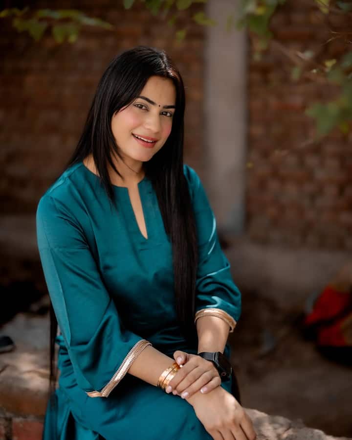 ब्लॉगिंग और कंटेंट क्रिएशन के अलावा कृतिका मलिक कई म्यूजिक वीडियो में भी काम कर चुकी हैं और यहां से भी उनकी 25–30 लाख रुपए की कमाई होती है.  रिपोर्ट्स के मुताबिक हसीना 2–2.5 करोड़ रुपए की संपत्ति की मालकिन हैं.