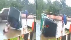 Video: जहां मन किया रोक दिया ऑटो, अब मिल गया सबक, टक्कर के बाद दूर जा गिरा ड्राइवर, देखें वीडियो