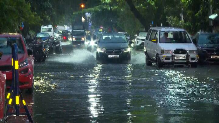 শহরের মূল রাস্তাগুলিতে থমকে গিয়েছে গাড়ি। দুপুর থেকেই এই যানজট দেখা গিয়েছে একাধিক রাস্তায়। সন্ধ্যে হতেই গাড়ির চাপ বাড়তে পরিস্থিতি আরও কঠিন হয়।