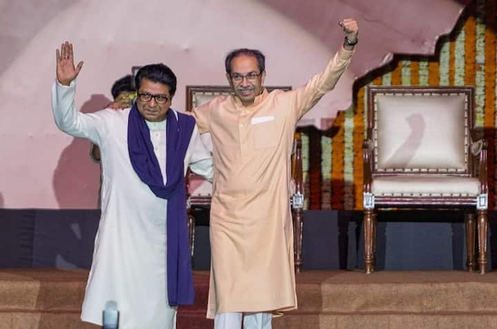 सगळ्यांचं लक्ष लागून राहिलेल्या मुंबई महापालिकेच्या बेस्ट पतपेढीचा निकाल समोर आला. या निवडणुकीत 'ठाकरे ब्रँड'चा पुरता धुव्वा उडाला. 21 जागांसाठी झालेल्या निवडणुकीत ठाकरेंचे सर्व उमेदवार पराभूत झाले. शशांक राव यांच्या पॅनेलचे सर्वाधिक 14 उमेदवार विजयी झाले.