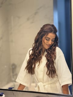 सेट पर बीमार पड़ी भोजपुरी हसीना अक्षरा सिंह, हाथ में ड्रिप लगाकर की शूटिंग, सामने आई तस्वीरें...