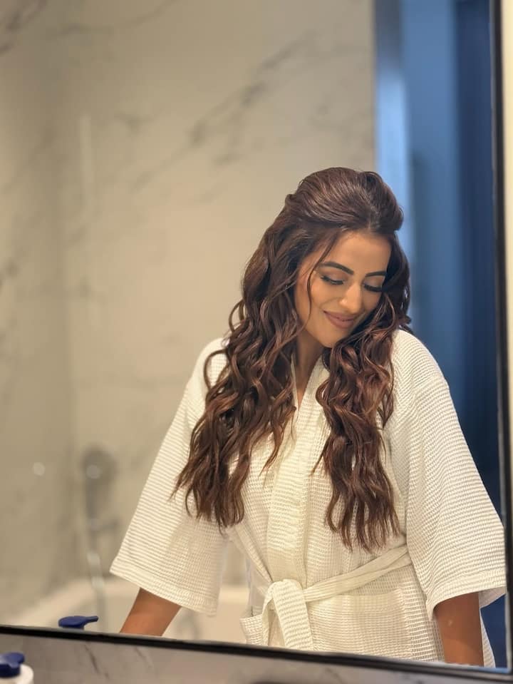 अक्षरा सिंह ने अपने लेटेस्ट शूट से कुछ तस्वीरें इंस्टाग्राम अकाउंट पर शेयर की हैं. इन तस्वीरों में वो सेट पर नजर आ रही हैं.