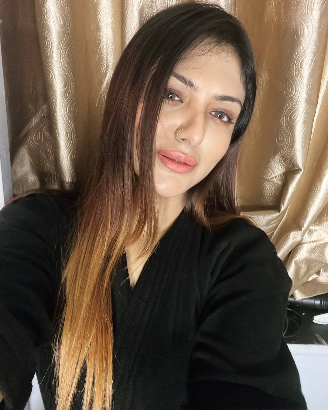 Talking about the workfront, these days Khushi Mukherjee is seen in Munawar Farooqui's show The Society. Prior to this, she has worked in many South films. But his popularity increased from Splitsvilla 10.
