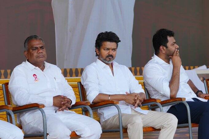 அதாவது தமிழ்நாடு முழுவதும் 234 தொகுதிகளுக்கும் நானே வேட்பாளர். அவ்வாறு நினைத்துதான் மக்களாகிய நீங்கள் அனைவரும் வாக்களிக்க வேண்டும்.