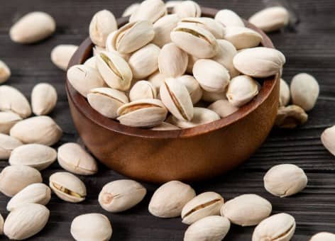 पिस्ता: पिस्ता बच्चों की मेमोरी और सीखने की क्षमता को बेहतर बनाता है. इसमें विटामिन B6 और एंटीऑक्सीडेंट्स होते हैं, जो नर्वस सिस्टम को मजबूत करते हैं. रोज़ थोड़े-से पिस्ता खाने से बच्चों की कंसन्ट्रेशन पावर बढ़ती है.