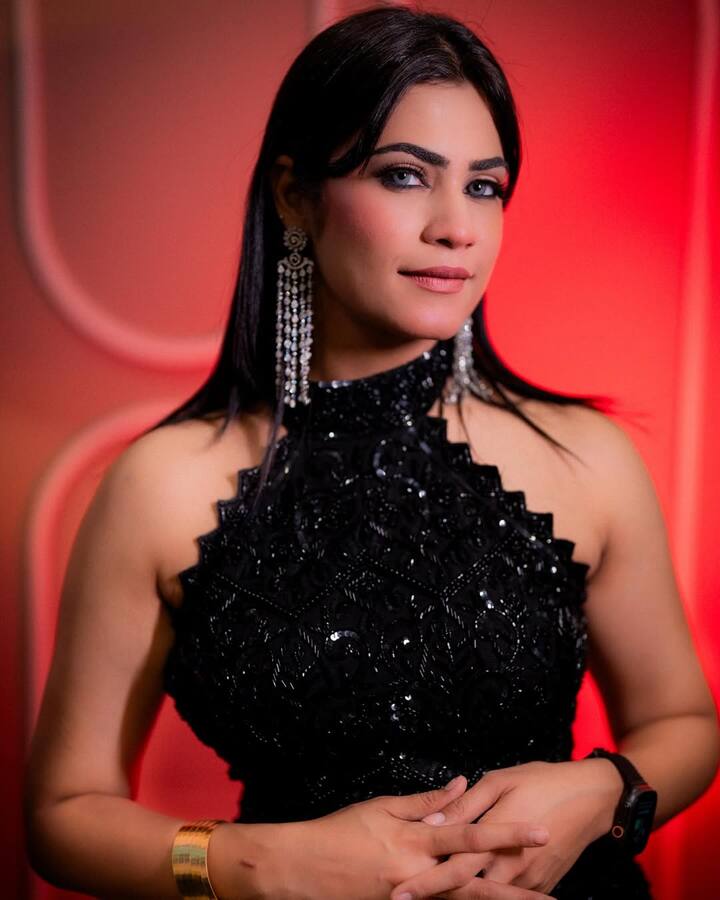 बात करें कृतिका मलिक की तो उनकी खूबसूरती ऐसी है कि वो बॉलीवुड की कई हसीनाओं को टक्कर दे सकती हैं. अक्सर ही वो सोशल मीडिया पर अपने स्टाइलिश फोटोज के वजह से छाई रहती हैं.