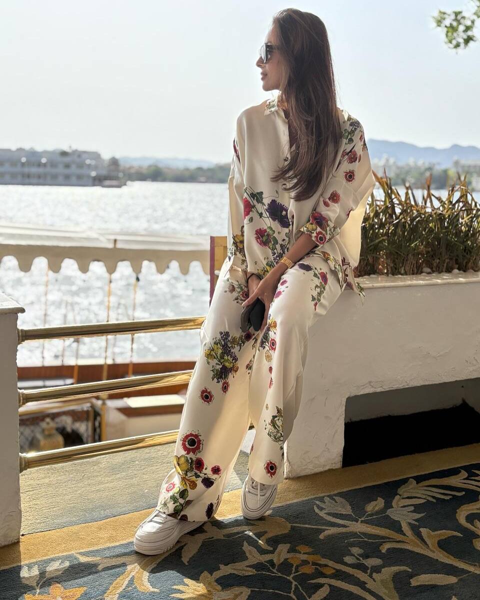 In this look, Malaika has kept a cool and comfortable style. She is seen in white floral printed co-ord set, which she has paired with white sneakers and black sunglasses. Open hair and minimal makeup are making her look natural and stylish.