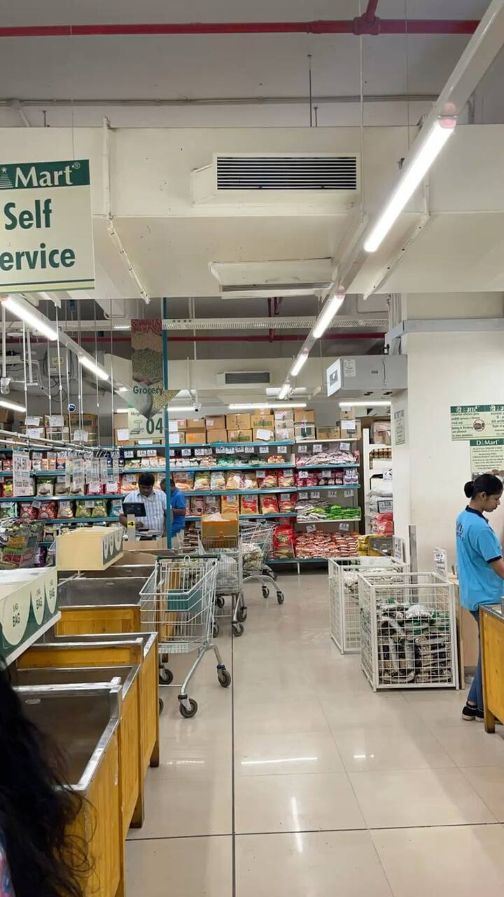स्टोअरमध्ये सीसीटीव्ही कॅमेरे आणि सुरक्षा रक्षक असले तरी गर्दीच्या वेळी सर्वांवर नजर ठेवणं कठीण जातंय.