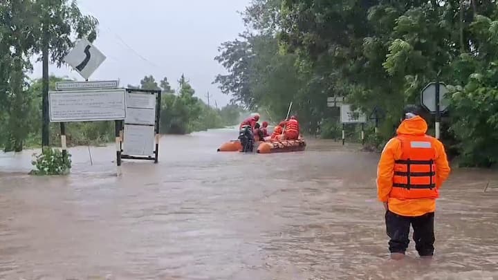 રાજ્યમાં છેલ્લા 24 કલાકમાં મેંદરડામાં સૌથી વધુ 13.31 ઈંચ વરસાદ વરસ્યો હતો. તે સિવાય કેશોદમાં 11.22 ઈંચ વરસાદ,વંથલીમાં 10.39 ઈંચ, પોરબંદરમાં 10.24 ઈંચ, ગણદેવીમાં 9.21 ઈંચ, કપરાડામાં 8.27 ઈંચ વરસાદ, માણાવદરમાં 8.23 ઈંચ, ચીખલીમાં 8.03 ઈંચ, કુતિયાણામાં 6.93 ઈંચ,રાણાવાવમાં 6.69 ઈંચ, ડોલવણમાં 6.61 ઈંચ, નવસારીમાં 6.61 ઈંચ વરસાદ, જલાલપોરમાં 5.98 ઈંચ, ખેરગામમાં 5.94 ઈંચ, તાલાલામાં 5.67 ઈંચ, પારડીમાં 5.39 ઈંચ, જૂનાગઢના માંગરોળમાં 5.31 ઈંચ, ભાવનગરના મહુવામાં 5.31 ઈંચ, વાપીમાં 5.12, ઉમરગામમાં 5 ઈંચ, સુરતના મહુવામાં 4.96, વ્યારામાં 4.92 ઈંચ, ધરમપુરમાં 4.92 ઈંચ, કાલાવડમાં 4.92 ઈંચ, માળિયાહાટીનામાં 4.88 ઈંચ, વાંસદામાં 4.84, વાલોડમાં 4.69 ઈંચ, દ્વારકામાં 4.49 ઈંચ, ગારીયાધારમાં 4.37 ઈંચ, મહુધામાં 4.37, સુત્રાપાડામાં 4.33 ઈંચ વરસાદ વરસ્યો હતો.