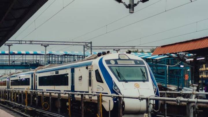 दरअसल, रेलवे के नियमों के अनुसार टिकट अपग्रेडेशन की सुविधा पूरी तरह कंप्यूटराइज्ड सिस्टम से होती है. यह सिस्टम रैंडम तरीके से तय करता है कि किस यात्री को अपग्रेड किया जाएगा.