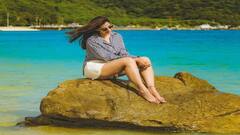 Meenaakshi Chaudhary Photo: મીનાક્ષી ચૌધરીએ દરિયાકાંઠે શોર્ટ્સમાં આપ્યા ગ્લેમરસ પોઝ