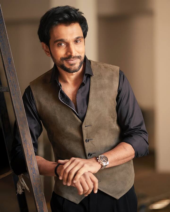 हालांकि प्रतीक गांधी ने इन सभी बातों का कभी ध्यान नहीं दिया और मेहनत और लगन से अपना नया मुकाम हासिल किया है. 2005 में उन्होंने गुजराती थिएटर्स से अपने एक्टिंग करियर की शुरुआत की थी. इसके बाद उन्हें 'लवयात्री' और 'मित्रों' जैसी फिल्मों में छोटे रोल्स में देखा गया.