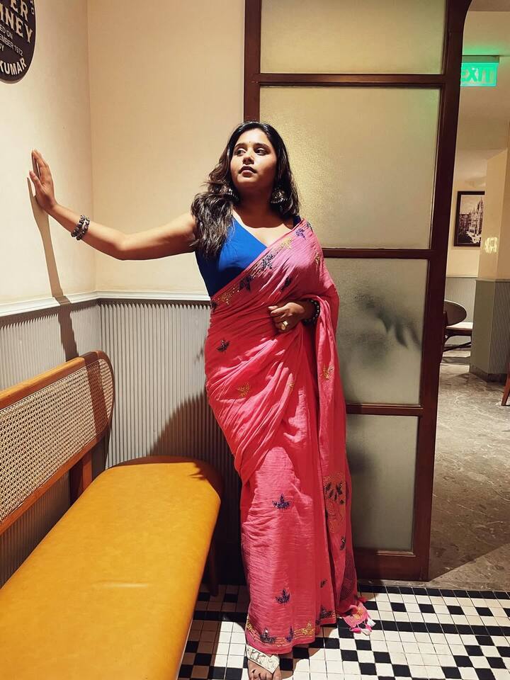 बेर्डे कुटुंबाचं चित्रपटसृष्टीशी नातं घट्ट आहे. भाऊ अभिनय बेर्डे अभिनय क्षेत्रात करिअर घडवताना दिसतोय, तर स्वानंदीने मात्र उद्योजकतेचा मार्ग स्वीकारला आहे. तिच्या या धाडसी पावलाचं सोशल मीडियावर कौतुक होतंय.