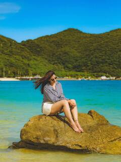 Meenaakshi Chaudhary Photo: મીનાક્ષી ચૌધરીએ દરિયાકાંઠે શોર્ટ્સમાં આપ્યા ગ્લેમરસ પોઝ