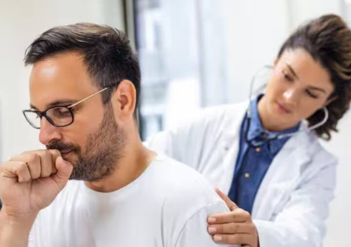 ਨਮੂਨੀਆ: ਮੌਸਮ ਬਦਲਣ 'ਤੇ ਨਮੂਨੀਆ ਦਾ ਖ਼ਤਰਾ ਵੱਧ ਜਾਂਦਾ ਹੈ, ਖਾਸ ਕਰਕੇ ਬੱਚਿਆਂ ਅਤੇ ਬਜ਼ੁਰਗਾਂ ਵਿੱਚ। ਇਸ ਨਾਲ ਖੰਘ, ਬੁਖਾਰ ਅਤੇ ਸਾਹ ਲੈਣ ਵਿੱਚ ਮੁਸ਼ਕਲ ਆਉਂਦੀ ਹੈ। ਗਰਮ ਕੱਪੜੇ ਪਾਓ, ਠੰਡੀ ਹਵਾ ਤੋਂ ਬਚੋ ਅਤੇ ਸਰੀਰ ਨੂੰ ਹਾਈਡ੍ਰੇਟ ਰੱਖੋ।