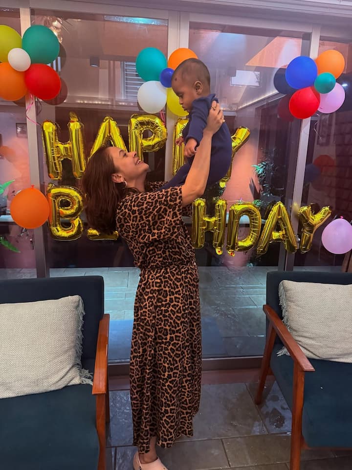 इन तस्वीरों में बहुत ही सुंदर डेकोरेशन नजर आ रही हैं. जिसके सामने टेबल पर केक रखा है और एक्ट्रेस अपने बेटे को गोद लिए नजर आई.